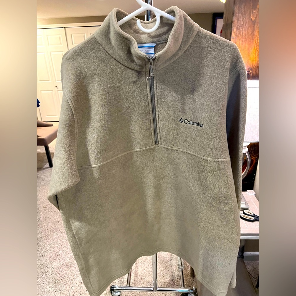 Columbia quarter zip fleece pull over jacket.